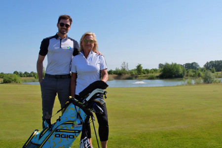 Organisatorin Petra Westphal und Golfmanager Andreas Riederer freuen sich auf die zweite Auflage des Ladies Summer Open. Das Event trage dazu bei, den Golfsport in der Region weiter zu fördern. 
