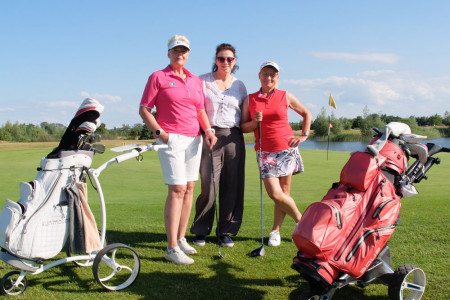 Freuen sich auf eine gelungene Premiere des Ladies Summer Open am 16. Juli auf der Golfanlage Warnemünde: Katrin Buller, Andrea Koch und Petra Westphal (v.l.)