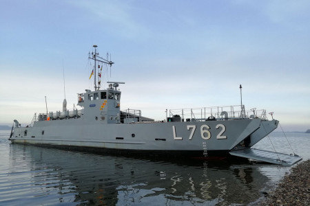 Das Landungsboot „Lachs“ der Deutschen Marine ist während der 30. Hanse Sail im Rostocker Stadthafen stationiert.