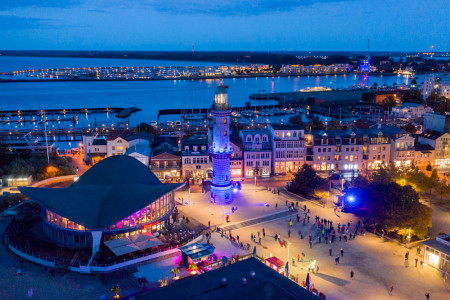 Im vergangenen Jahr wurde der Warnemünder Leuchtturm anlässlich des World Maritime Day blau illuminiert. In diesem Jahr lädt der Leuchtturmverein zum Balkonkonzert mit Ola Van Sander. 