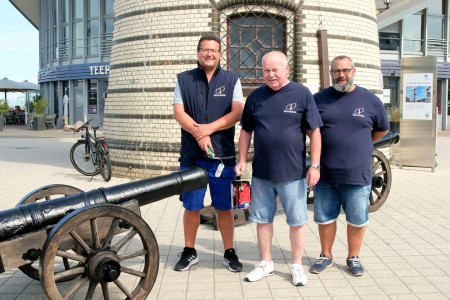Freuen sich über die wieder an Ort und Stelle aufgestellten, historischen Kanonen: die Leuchtturmmänner Andreas Herpoldt und Manfred Damböck sowie Vorstandsmitglied Holger Posselt (v.l.) 