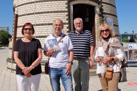 Waren heute die ersten Besucher nach Wiedereröffnung des Warnemünder Leuchtturms: Martina (r.) und Klaus Reinschmied (2.v.l.) aus Potsdam. Das Paar wurde durch Inge Morenz und Klaus Möller vom Leuchtturmverein willkommen geheißen.