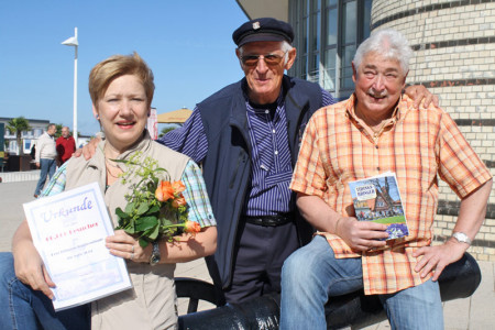 Richarda und Heinz Thoma werden durch den Leuchtturm-Mann Heinz Plautz als 60.000 Besucher begrüßt.