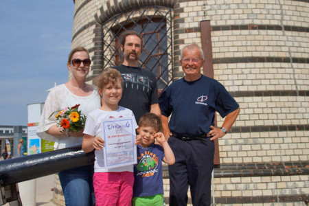 Klara Webel (2.v.l.) ist die 30.000. Besucherin des Leuchtturms in diesem Jahr. Gemeinsam mit ihren Eltern und Brüderchen Hannes macht sie zum ersten Mal Urlaub in Markgrafenheide und Warnemünde.