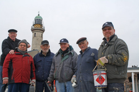 Heinz Sieg, Alfred Rathmann, Wilfried Schroeder, Manfred Hülse, Joachim Otto und Bernhard Autrum (v.l.) sind die fleißigen Helfer  am Warnemünder Leuchtturm.