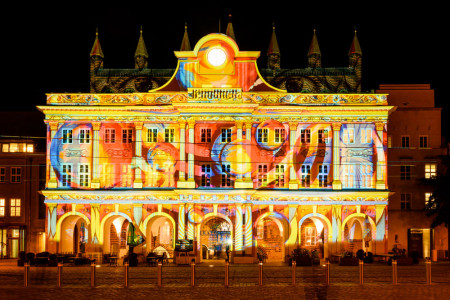 An dieses Bild erinnern sich Besucher der Lichtwoche 2020 noch sehr gut. Das Rostocker Rathaus präsentierte sich eindrucksvoll, in bunte Lichtwelten gehüllt.