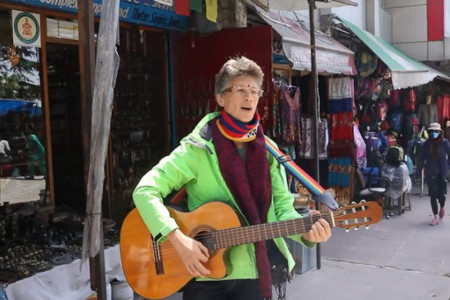 Die in Warnemünde lebende Liedermacherin Bea begibt sich auf ihre nächste Friedensreise. Diese führt sie in den Süden Afrikas. Unser Foto zeigt die Singer-Songwriterin in Dharamsala, Sitz des Dalai Lamas in Indien und eine Station ihrer Weltreise in 2017.