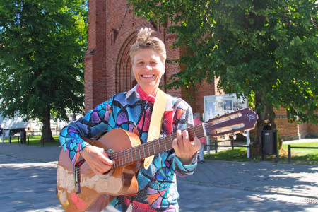 Am Mittwoch, 29. Juni, lädt Liedermacherin Bea zu einem Konzert in die Warnemünder Kirche.