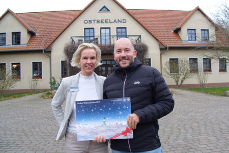Ehrensache: Alexander Soyk und Katrin Paap vom Hotel Ostseeland unterstützen den Lions Adventskalender gleich in zweifacher Hinsicht: Sie belegen ein Türchen mit einem Preis und verkaufen die limitierte Auflage für den guten Zweck.