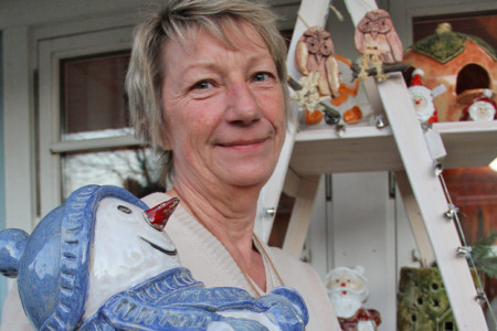 Unter den Ausstellern war auch die Rostocker Keramikkünstlerin Lore Treder, die viele Kaufinteressenten für sich gewinnen konnte.