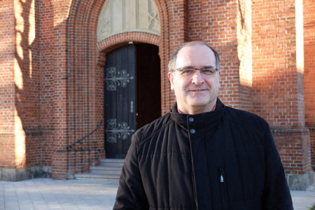 Der Warnemünder Pastor Harry Moritz freut sich über seine perfekt in Szene gesetzte Kirche.