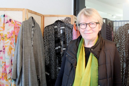 Vom Ruhestand will die Warnemünderin Petra Bannier noch nichts wissen. Am Sonnabend eröffnete sie ihre eigene Galerie in der Alexandrinenstraße.