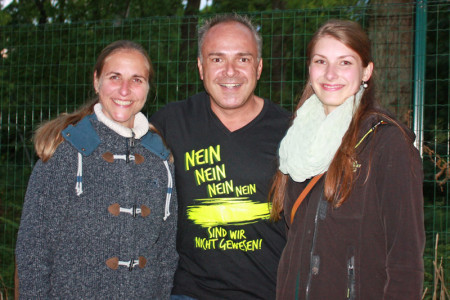 Silvia und Helene aus Neukloster trafen Tim Toupet zufällig vor dem Konzert.