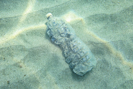 Leider an der Tagesordnung: Plastikmüll im Meer; Foto: Nikokvfrmoto