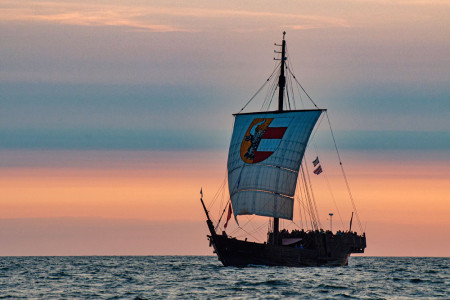 Die Poeler Kogge „Wissemara“ ist Stammgast auf der Hanse Sail und bietet auch zur 86. Warnemünder Woche einen ganz besonderen Törn an.//Foto: Holger Martens 