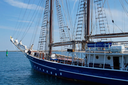 Die nächste Warnemünder Port Party wird am Sonntag, 21. Juli, anlässlich des Zweifachanlaufs von „MSC Poesia“ und „Seven Seas Explorer“ am nördlichen Passagierkai gefeiert. Als Bühne dient die „Santa Barbara Anna“. 