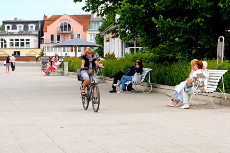 Radfahrer auf der Warnemünder Seepromenade sind vielen Einheimischen ein Dorn im Auge.