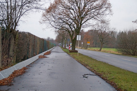 Der Radweg nach Warnemünde führt entlang der Doberaner Landstraße und mündet ab der Einmündung Groß Kleiner Weg in einen Fußgängerweg. Zwanzig Jahre lang wurden auf dem Fußgängerweg auch Radfahrer geduldet.