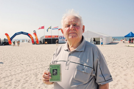 Der 85jährige Hans Kölzow war der vermutlich älteste Besucher beim DLRG Cup Warnemünde. Stolz präsentiert er seinen Rettungsschwimmer-Grundschein aus dem Jahre 1942.