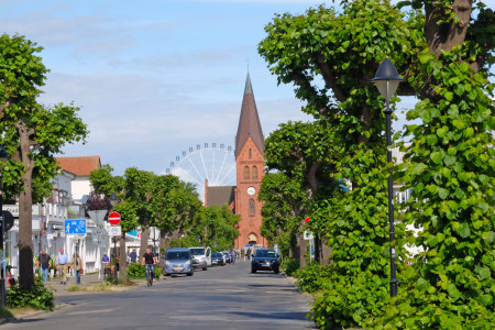 Der Postkartenblick von der Mühlenstraße auf die Warnemünder Kirche ist vorübergehend zerstört. Das Sky Lounge Wheel prägt jetzt das kleinteilige Ortsbild.