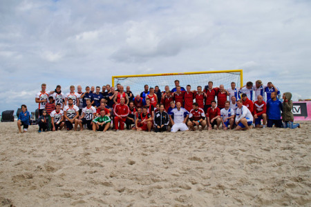 Sechs Mannschaften spielten am NIVEA Haus Active Beach Warnemünde für die kleine Pina.