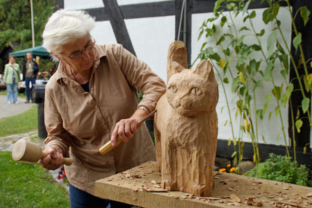 Die Holzkünstlerin Eva-Maria Katreniok arbeitet an der Katze für die "Bremer Stadtmusikanten". Im nächsten Jahr soll diese Holzskulptur in der Rostocker Heide aufgestellt werden.