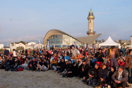 Chillige Atmosphäre beim Fotofestival „Rostocker Horizonte“ am Strand von Warnemünde.