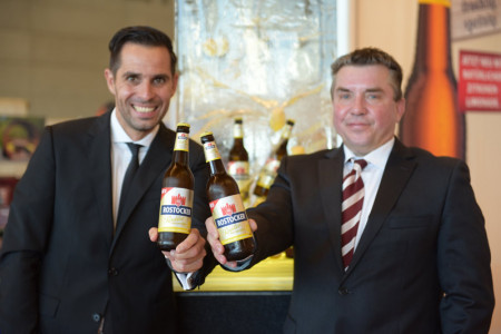 Die Geschäftsführer Peter Chrisitan Gliem (links) und Wilfried Ott präsentieren die neue Bierspezialität.