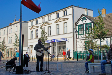 Spill-Sänger Olaf Hobrlant präsentiert den Song "Hier und jetzt - Der rote Pfeil von Warnemünde".
