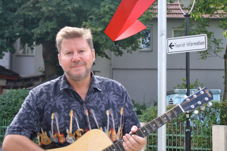 Spill-Sänger Olaf Hobrlant präsentiert den Song "Der rote Pfeil" beim Kurhausgartenkonzert am 21. September.