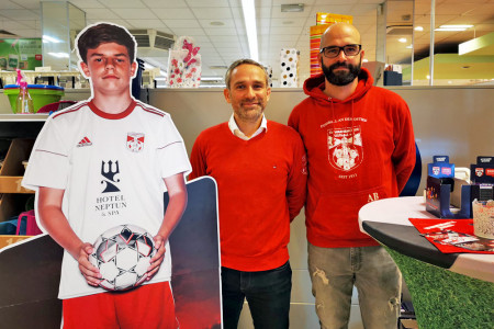 Promoteten die Sticker-Aktion des SV Warnemünde Fußball e.V. heute in der Rewe-Filiale an der Stadtautobahn: Alexander Bode (r.) und Martin Bartsch.