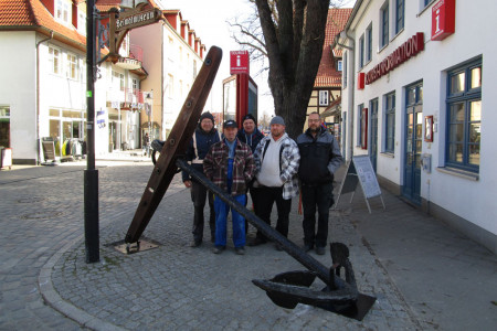 Mitarbeiter der BQG Neptun stellen den restaurierten Stockanker aus dem 18. Jahrhundert wieder auf. (Foto: Sabine Schubert)