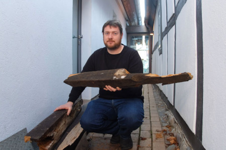 Traurig zeigt Museumsleiter Christoph Wegner die Überreste des Stockankers. Ein Rostocker PKW-Fahrer hatte ihn in der vergangenen Woche plattgefahren.