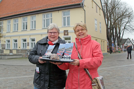 Inge Regenthal (l.) und Astrid Voß vom Warnemünde Verein hoffen gemeinsam mit allen Organisatoren auf gutes Wetter beim 23. Stromerwachen. 
