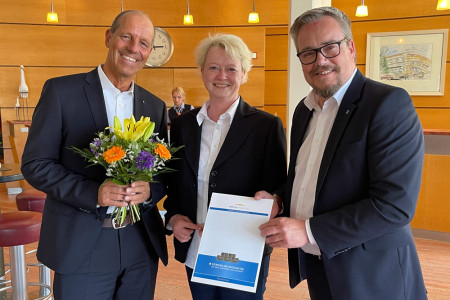 Hoteldirektor Dietmar Karl (l.) nimmt die erneute Klassifizierung von Dehoga MV Vertriebsleiterin Birte Nagel und Hauptgeschäftsführer Matthias Dettmann entgegen.