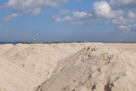 Eine ausgeprägte Hügellandschaft am Strand von Warnemünde; 15.000 Kubikmeter Sandmassen werden hier bewegt.