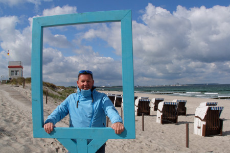 Unternehmer Michael Kraahs aus Markgrafenheide hofft auf ein gutes Ende für seine Strandoase und Gäste.