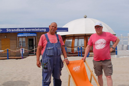Matthias Treichel (r.) und Detlef Horst haben an den kommenden Tagen noch alle Hände voll zu tun. In der kommenden Woche soll auch der Strandoasen-Pavillon wieder an den Start gehen.