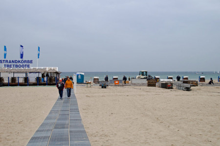 Die Strandoase Treichel hat schon 200 Körbe ins Winterquartier gebracht. Am Strand läuft bereits der Aufbau des Halloween-Zeltes.