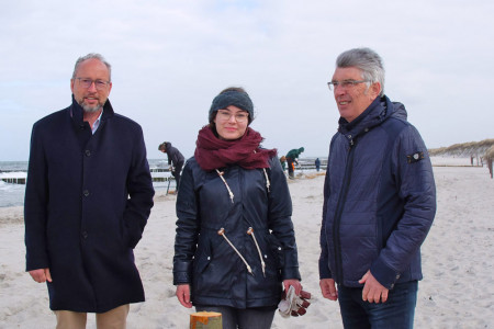 Tourismusdirektor Matthias Fromm, Pauline Damer und Henry Klützke vom Ortsbeirat (v.l.) begleiteten den Aufbau der Strandinsel in Markgrafenheide.