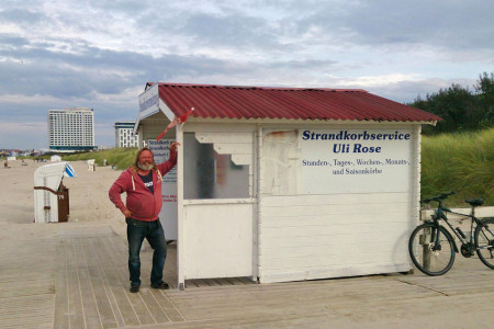 Strandkorbvermieter Uli Rose vor seiner Holzhütte. Sie wird jetzt zerlegt und in ein trockenes Winterquartier gebracht.