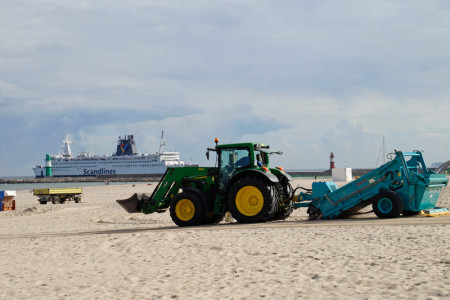 Die Strandreinigungsmaschine Beach Tech 2000, heute Morgen im Einsatz.