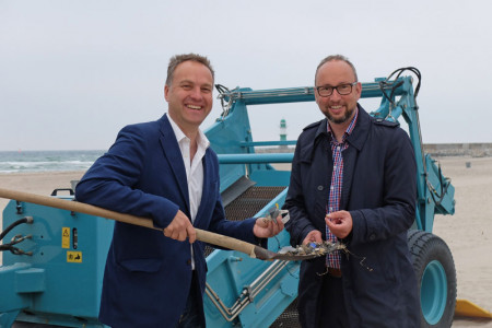 Umweltsenator Holger Matthäus (l.) und Tourismusdirektor Matthias Fromm freuen sich über das gute Reinigungsergebnis des Strandreinigungsgerätes zum Schnäppchenpreis.