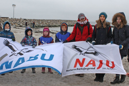 Die Ostsee soll sauberer werden. Das möchten auch viele Kinder und Jugendliche, die am Sonnabend bei der Nabu-Aktion für saubere Verhältnisse am Strand gerne mithalfen.