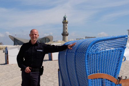 Das ist Stefan Bischoff, der für die Strände von Diedrichshagen, Warnemünde, Hohe Düne und Markgrafenheide zuständige Strandvogt. Er sorgt für die Durchsetzung der Strandordnung. 