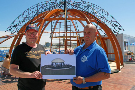 Unternehmer Matthias Treichel (l.) und Mitarbeiter Detlef Horst überwachen den Aufbau der neuen Strandoase.