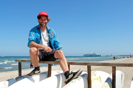 Im Jahr 2005 war Daniel Weiß Mitbegründer der Supreme Surfschule. Eines der unternehmerischen Standbeine ist das Beachhouse am Strandaufgang 11 in Warnemünde.