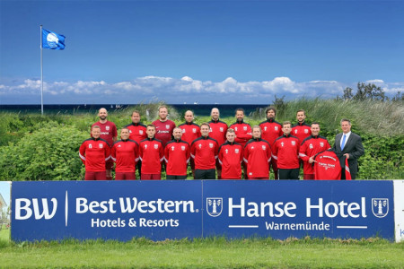 Die U35-Mannschaft des SV Warnemünde Fußball e.V. freut sich über neue Trainingsbekleidung, gesponsert durch das Best Western Hanse Hotel. Der sportbegeisterte Hotelmanager Kai Dau ließ die langjährige Zusammenarbeit wieder aufleben.