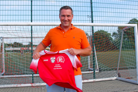 Mike Frahm ist Vorstandsvize beim SV Warnemünde Fußball e.V. Am Wochenende fährt er mit der Traditionsmannschaft des SVW auf Einladung des FC Rot-Weiß Erfurt nach Thüringen. Beide Clubs verbindet eine Fußballfreundschaft, die sich nicht nur in den Vereinsfarben widerspiegelt.