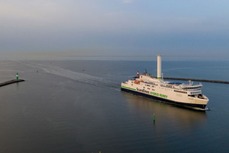 Die Scandlines Hybridfähre "Copehagen" ist das größte Segelschiff bei der 30. Hanse Sail.